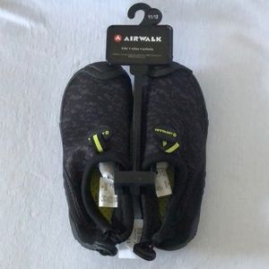 NWT Kids Airwalk Slip On Black Water Shoes Kids Size 11/12